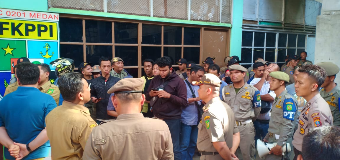 Pemko Medan Tertibkan Warga yang Menguasai Eks Supermarket Tertua Warenhuis   